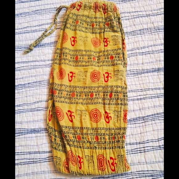 Golden Indian-style yoga pants - Picture 1 of 2